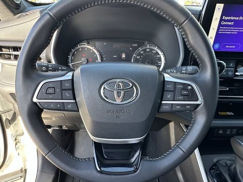 Used 2024 Toyota Highlander XSE FWD image 12