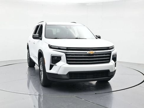 Used 2025 Chevrolet Traverse LT FWD image 4