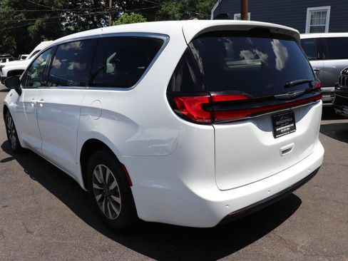 Used 2024 Chrysler Pacifica Limited FWD image 3
