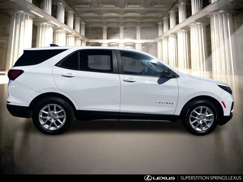 Used 2022 Chevrolet Equinox LS w/ LS Convenience Package image 3