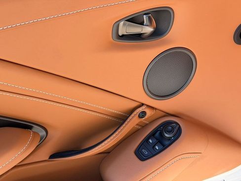 Used 2021 Aston Martin V8 Vantage Coupe RWD image 24