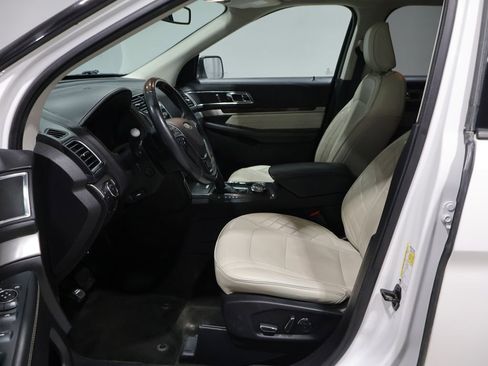 Used 2018 Ford Explorer Platinum image 12