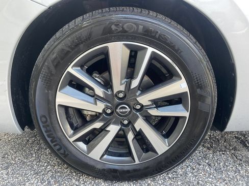 Used 2025 Nissan Versa SV FWD image 28