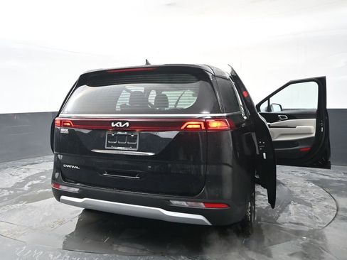 Used 2024 Kia Carnival EX image 27