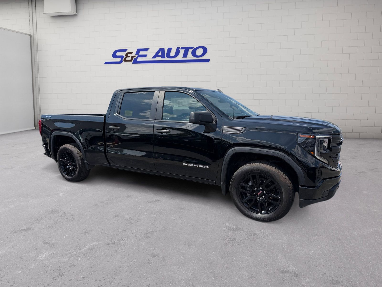 Used 2024 GMC Sierra 1500 Pro w/ Graphite Edition AWD/4WD image 7