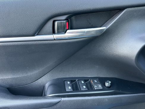 Certified 2018 Toyota Camry SE image 11