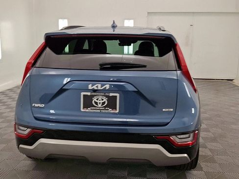 Used 2023 Kia Niro SX Touring image 3