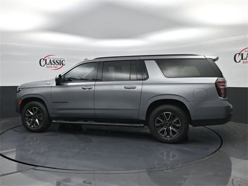 Used 2023 Chevrolet Suburban Z71 w/ Luxury Package image 2