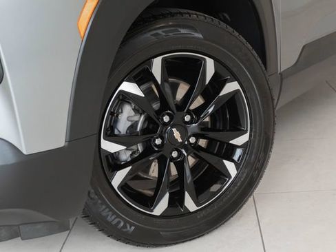 Used 2023 Chevrolet TrailBlazer LT w/ Convenience Package FWD image 2