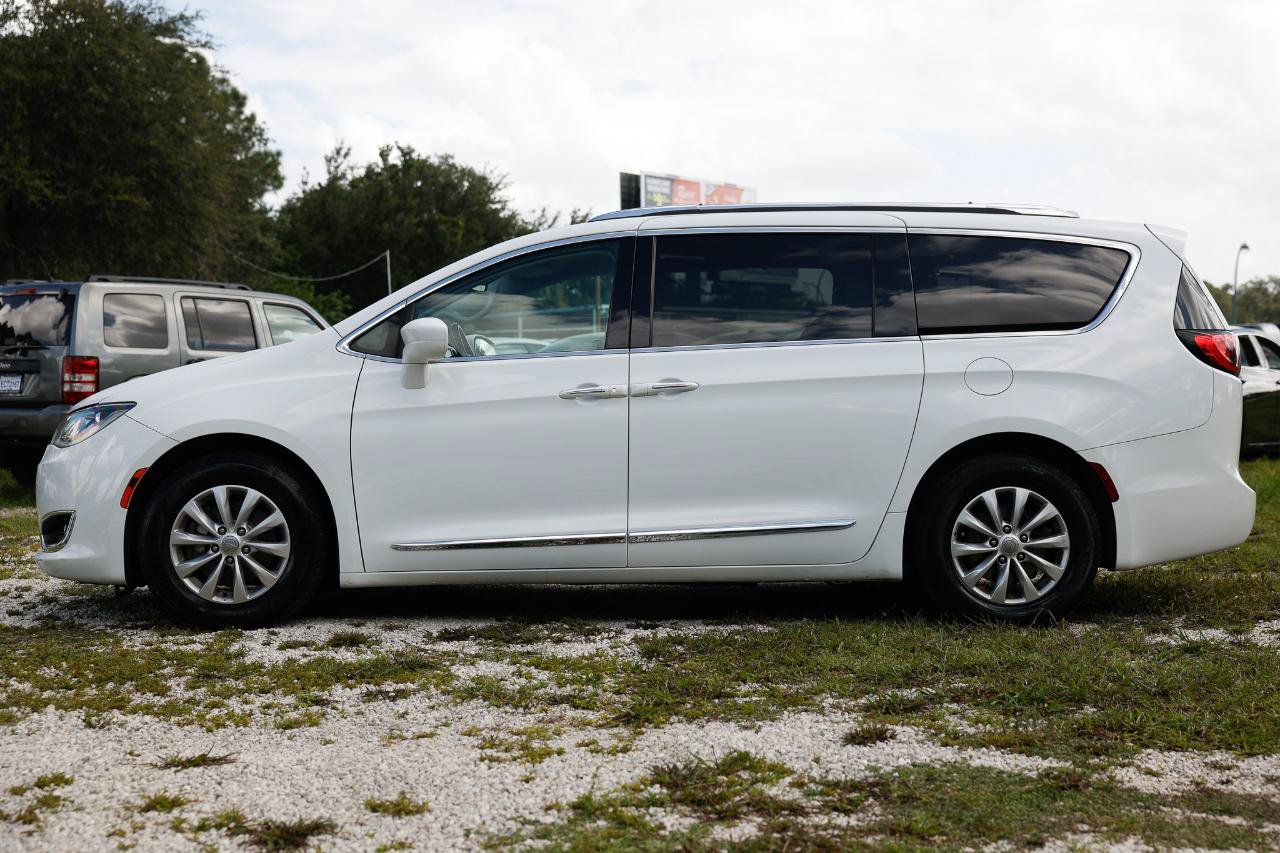 Used 2018 Chrysler Pacifica Touring-L FWD image 3