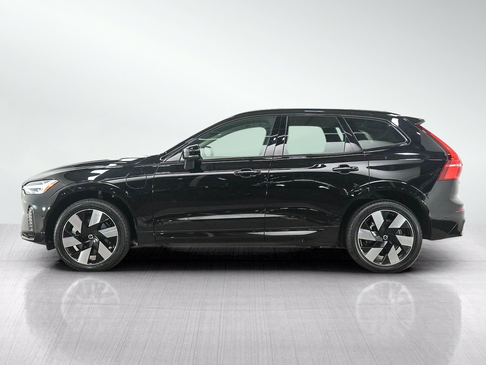 Used 2024 Volvo XC60 T8 Plus w/ Protection Package Premier AWD/4WD image 2