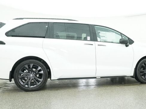New 2026 Toyota Sienna XSE FWD image 15
