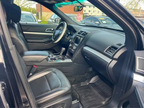 Used 2017 Ford Explorer XLT w/ Equipment Group 202A AWD/4WD image 23