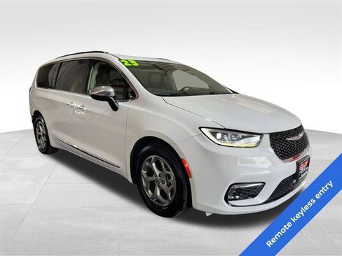 Used 2023 Chrysler Pacifica Limited FWD image 3