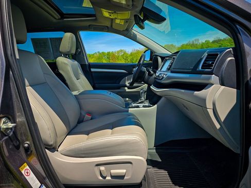 Used 2019 Toyota Highlander XLE AWD/4WD image 43