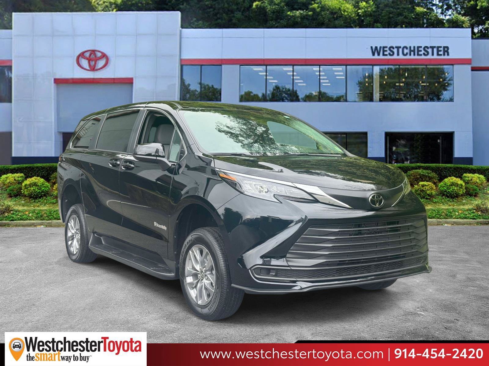 Used 2026 Toyota Sienna LE FWD image 1
