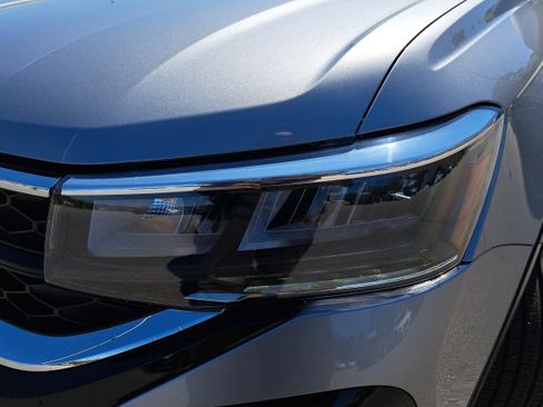 Certified 2023 Volkswagen Taos SE image 29