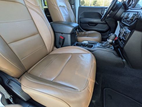 Used 2020 Jeep Wrangler Unlimited Sahara image 32