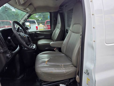 Used 2015 Chevrolet Express 2500 Extended Van 3D image 9