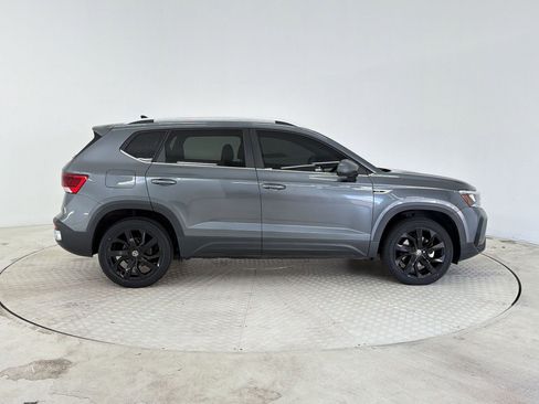 Used 2022 Volkswagen Taos SE w/ Panoramic Sunroof Package FWD image 8