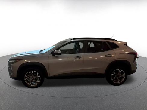 Used 2025 Chevrolet Trax LT FWD image 9