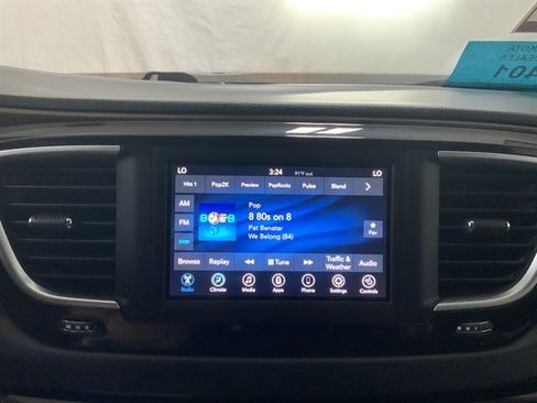 Used 2018 Chrysler Pacifica Touring-L image 22