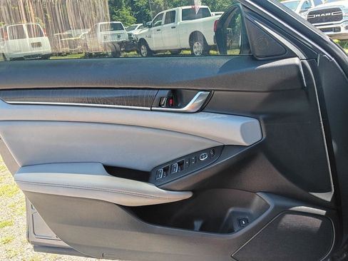 Used 2018 Honda Accord EX image 9