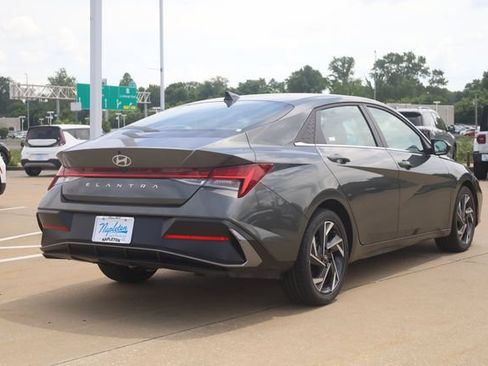 Certified 2025 Hyundai Elantra SEL FWD image 5