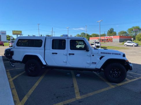 Used 2025 Jeep Gladiator Overland AWD/4WD image 7