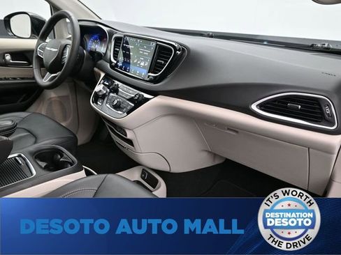 Used 2024 Chrysler Pacifica Touring-L FWD image 10