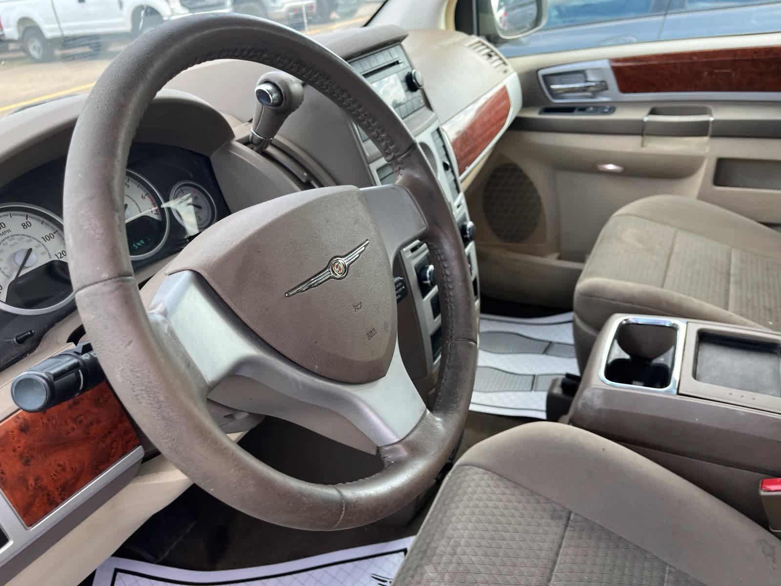 Used 2009 Chrysler Town & Country Touring w/ Family Value Group FWD image 25