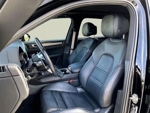 Certified 2022 Porsche Cayenne Platinum Edition image 5