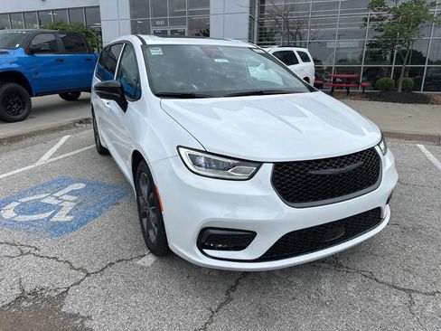 New 2026 Chrysler Pacifica Select image 7