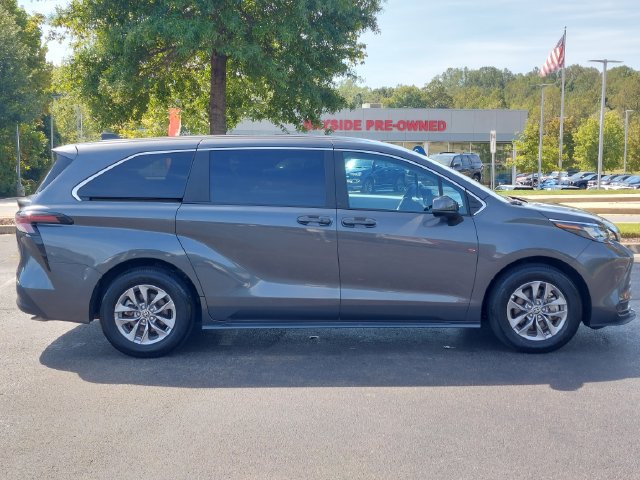 Used 2025 Toyota Sienna LE FWD image 29