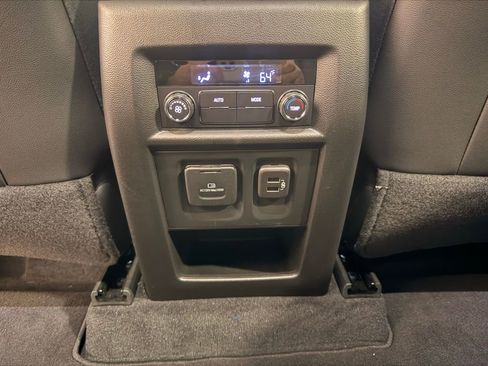 Used 2023 Chevrolet Traverse LT w/ LT Premium Package image 32