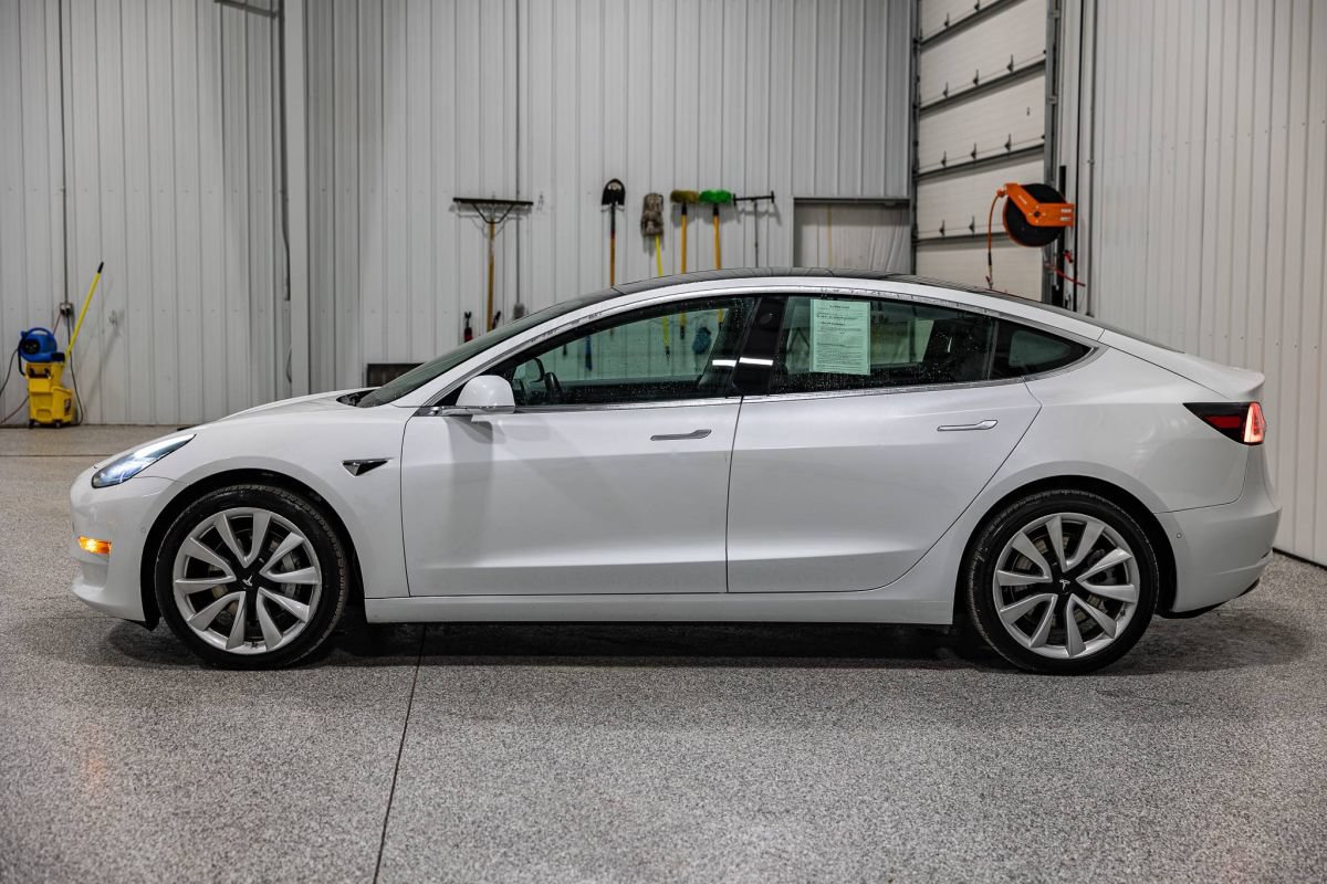 Used 2019 Tesla Model 3 Mid Range RWD image 2