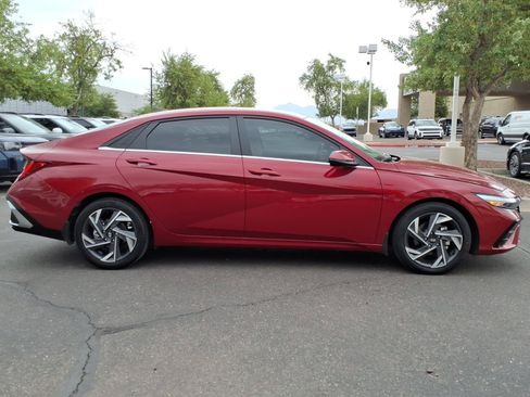 Certified 2025 Hyundai Elantra Limited FWD image 6