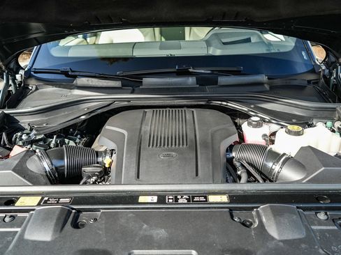 Certified 2025 Land Rover Range Rover SE AWD/4WD image 28