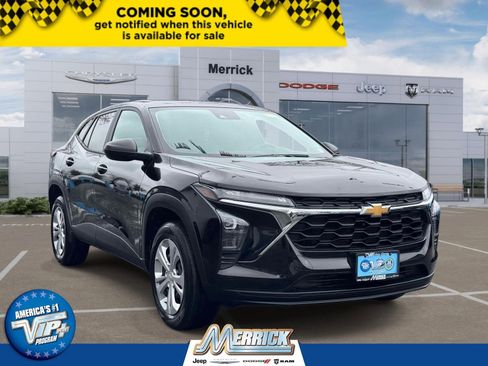 Used 2024 Chevrolet Trax LS image 1