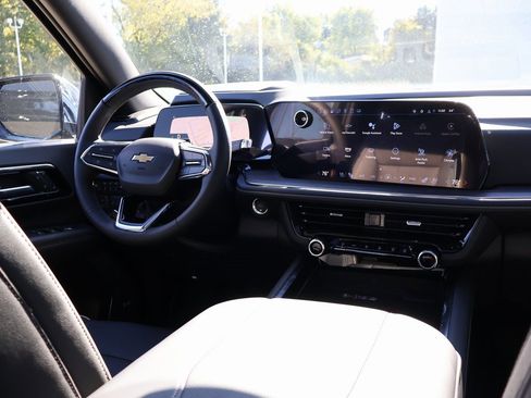 New 2025 Chevrolet Suburban Premier image 32