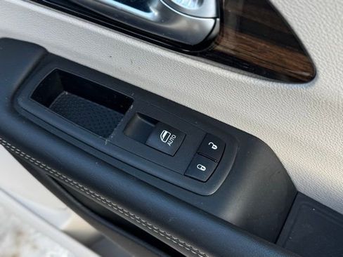 Used 2023 Chrysler Pacifica Limited image 16