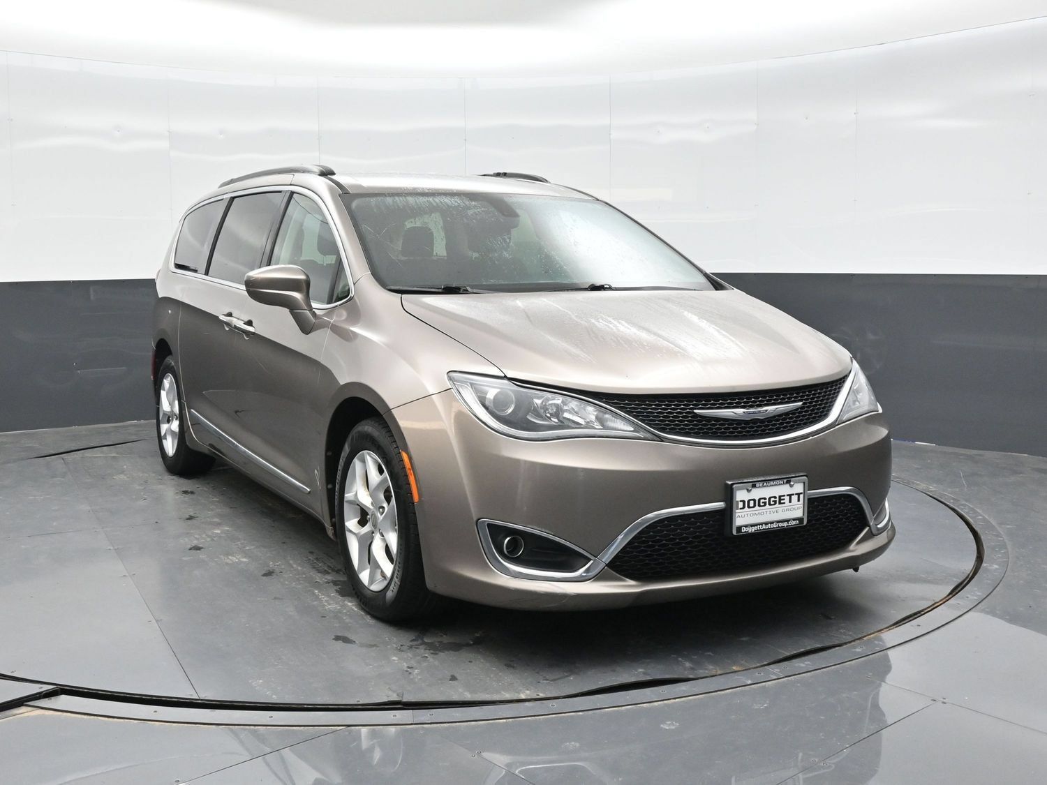 Used 2017 Chrysler Pacifica Touring-L w/ Tire & Wheel Group FWD image 16