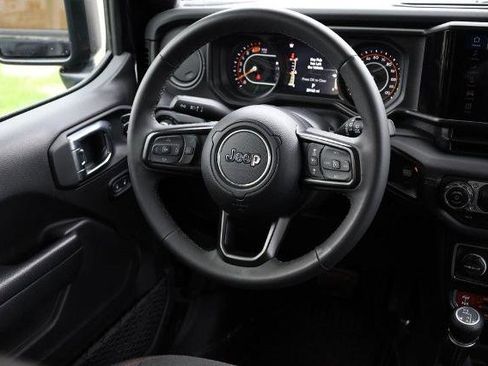 Used 2025 Jeep Wrangler Unlimited Rubicon image 23