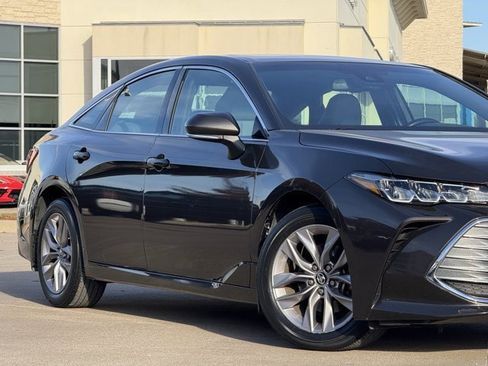Used 2019 Toyota Avalon XLE image 3