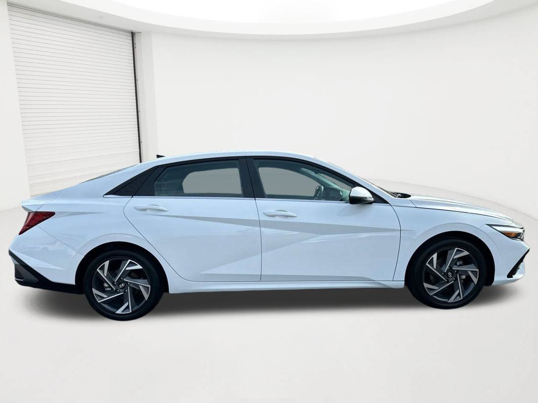 Certified 2025 Hyundai Elantra Limited w/ Cargo Package FWD image 4