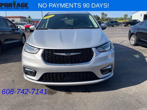 Used 2023 Chrysler Pacifica Touring-L FWD image 2