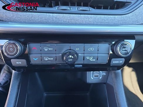 Used 2025 Jeep Compass Sport image 33