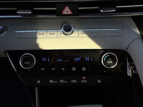 Certified 2025 Hyundai Elantra Limited image 12