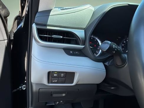 Used 2024 Toyota Highlander LE FWD image 19