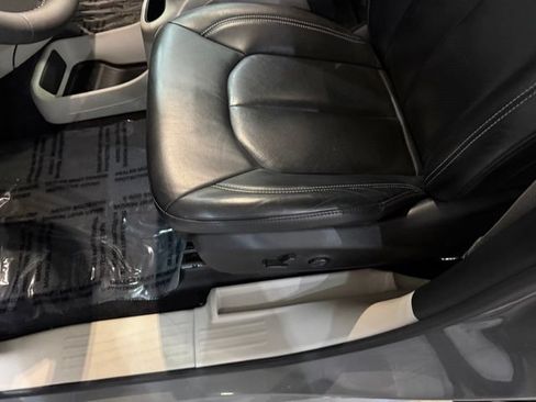 Used 2022 Chrysler Pacifica Touring-L AWD/4WD image 26